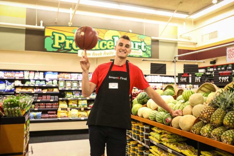 Smart & Final Guest Bagger
