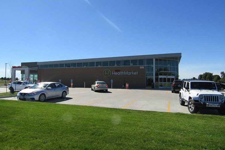 A picture of the exterior of the Hy-Vee HealthMarket
