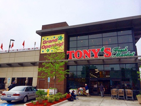 An exterior shot of the Lincoln Avenue Tony’s Fresh Market in Chicago.