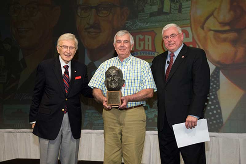 Larry Higdon receives his award from IGA’s Dr. Tom Haggai and Mark Batenic.